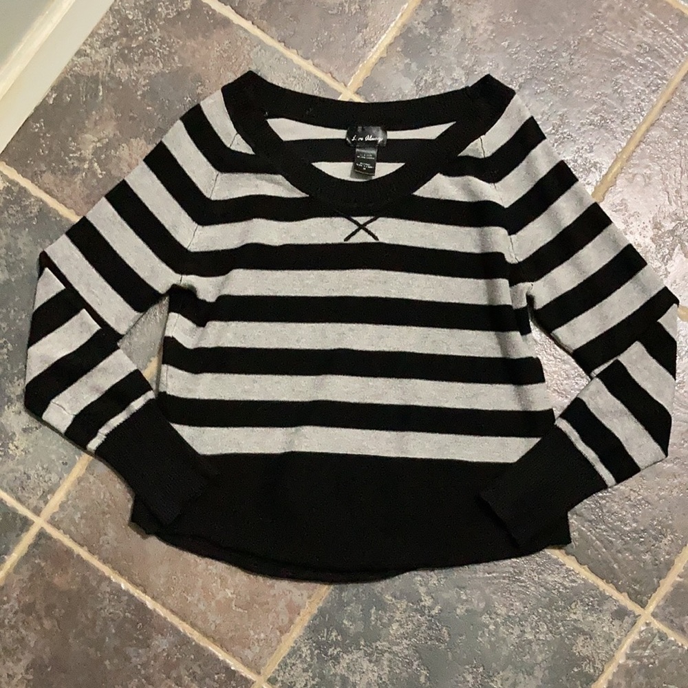 Love Always Cropped Women’s Sweater. EUC. Size medium.